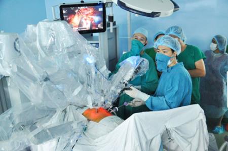 Bác sĩ Việt Nam: Làm chủ phẫu thuật bằng robot và nhiều kỹ thuật mới