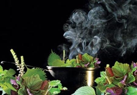 Ai không nên xông lá trị cảm cúm?