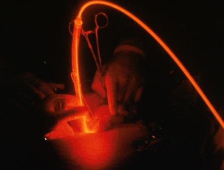 Kì diệu liệu pháp chữa bệnh ung thư bằng ánh sáng của các nhà khoa học Nhật Bản