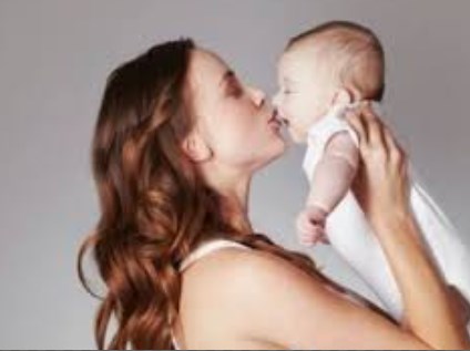 'Truyền' bệnh lậu, viêm gan cho con vì hôn môi, mớm cơm