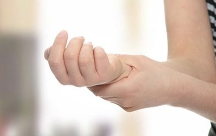 Ngủ dậy bị Tê tay do nguyên nhân gì, khi nào thì nguy hiểm?