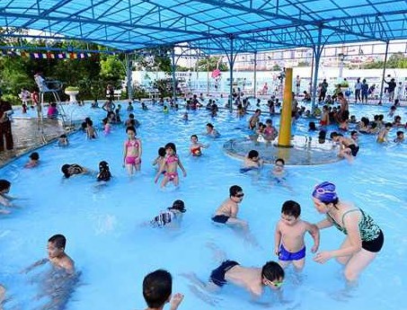 Bể bơi công cộng chứa 60 lít nước tiểu