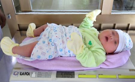 Vừa chào đời, bé trai Quảng Ninh đã to bằng trẻ 3 tháng khiến bác sĩ ngỡ ngàng