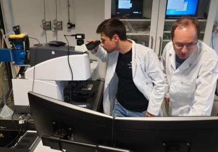 Thời đại ô nhiễm nhựa: Ăn nhựa, uống nhựa, ngồi một chỗ thôi cũng hít phải 11 hạt vi nhựa