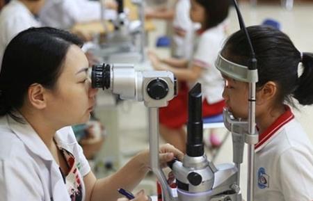 Cứ 2 người sẽ có 1 người cận thị vào năm 2050