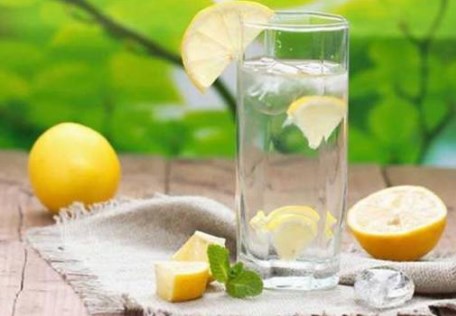 Uống nước chanh để giải rượu có tốt?