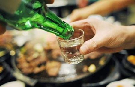 Vì sao có người uống nhiều không say, có người uống chút đã say?