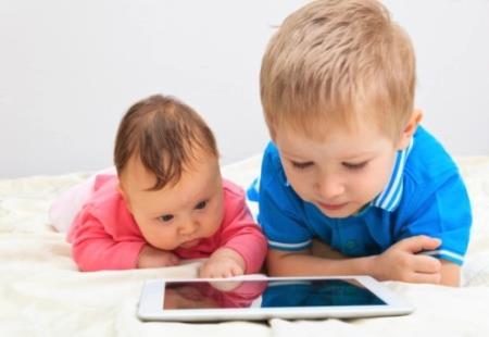 Lạm dụng Smart phone ở trẻ gây nhiều vấn đề về sức khỏe