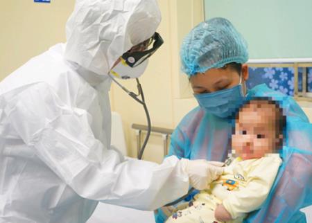 Vì sao mẹ bé 3 tháng tuổi thường xuyên tiếp xúc, chăm sóc con mà không lây bệnh COVID 19?