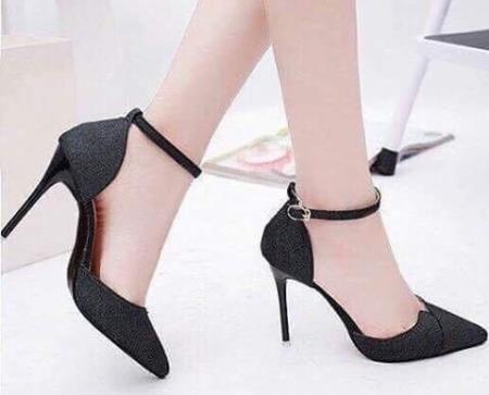 Liệu Virus SARS-CoV-2 có thể bám vào giày dép và lây nhiễm không?