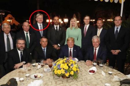 Quan chức Brazil ngồi chung bàn ông Trump dương tính với virus corona