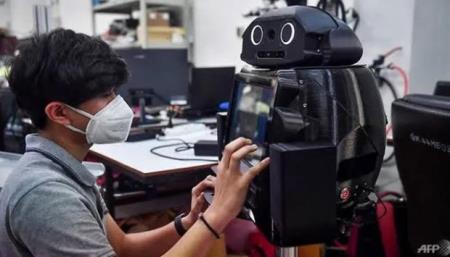Robot rất có ích trong cuộc chiến chống dịch Covid-19?