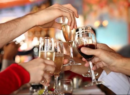 Vì sao có những người dễ đỏ mặt khi uống rượu bia?