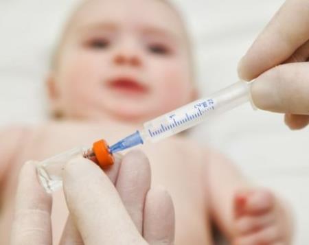 Nhiều tỉnh, thành tiếp tục hoãn tiêm chủng vắc-xin để tránh 'dịch chồng dịch'