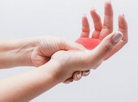 Lòng bàn tay nóng bất thường vào mùa hè, cảnh giác 6 loại bệnh