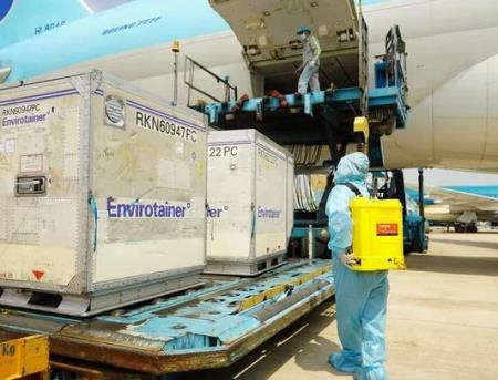 Vắc xin COVID-19 vừa về đến Tân Sơn Nhất: Tiêm liều đầu tiên hiệu lực bảo vệ 76%, liều thứ hai 81%