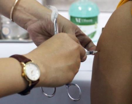 Tỷ lệ phản ứng sau tiêm vaccine Covid-19 ở Việt Nam là 30%