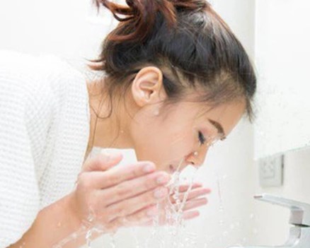 Có nên rửa mặt bằng đá lạnh?