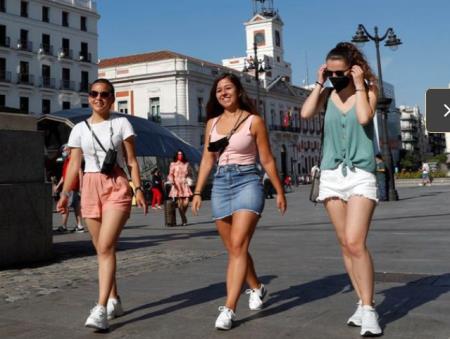 Tây Ban Nha bãi bỏ quy tắc đeo khẩu trang ngoài trời, nhưng nhiều người vẫn che kín mặt