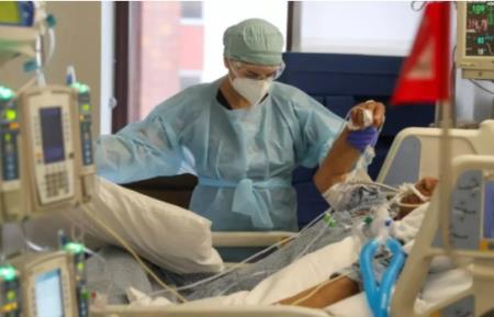 Đại dịch COVID-19 đang trượt khỏi tầm kiểm soát, chỉ có một cách để lấy lại tự do