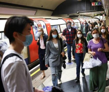 Anh: Người tiêm vaccine giảm ba lần nguy cơ nhiễm COVID-19