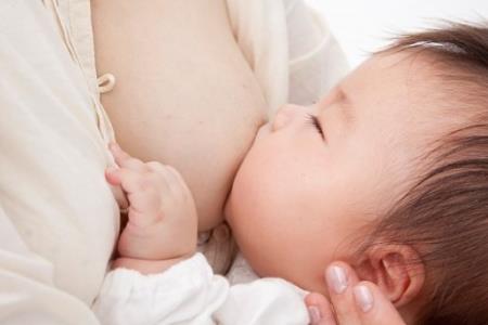 Tại sao trẻ sinh non bú sữa mẹ có đường ruột khỏe mạnh hơn trẻ bú sữa công thức