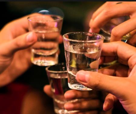 Uống tám ly rượu trở lên mỗi tuần có liên quan đến các dấu hiệu tổn thương não